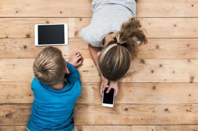  PORTO ALEGRE, RS, BRASIL, 18/05/2017- Crianças usando tablet e smartphone. (Foto: patrick / stock.adobe.com)Fonte: 158875678<!-- NICAID(14288955) -->