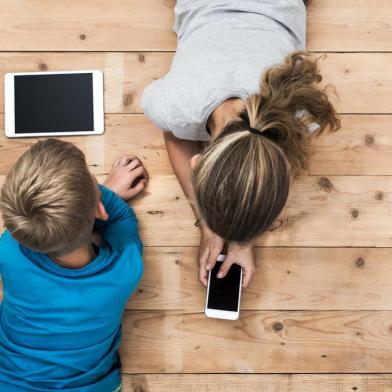  PORTO ALEGRE, RS, BRASIL, 18/05/2017- Crianças usando tablet e smartphone. (Foto: patrick / stock.adobe.com)Fonte: 158875678<!-- NICAID(14288955) -->