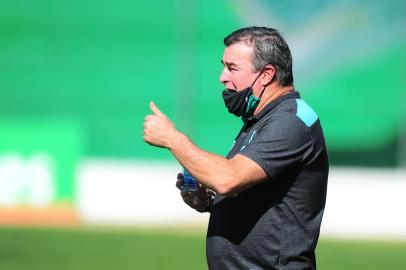 CAXIAS DO SUL, RS, BRASIL, 23/07/2020. Juventude x Caxias, clássico Ca-Ju 284, jogo válido pela quarta rodada da Taça Francisco Novelletto Neto, segundo turno do Campeonato Gaúcho (Gauchão 2020). Realizado no estádio Alfredo Jaconi. O campeonato retorna após quatro meses parado devido a pandemia do coronavírus. Na foto, técnico Pintado, do Juventude. (Porthus Junior/Agência RBS)<!-- NICAID(14551727) -->