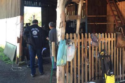 A Polícia Civil e a Guarda Municipal realizaram uma operação nesta segunda-feira (24) e prenderam em flagrante quatro comerciantes que atuam nas regiões de Morungava e Mato Fino, em Gravataí. Os proprietários de uma fruteira, tornearia, pedreira e de uma loja que vende pedras vão responder por furto de energia elétrica. Foi descoberta a existência de uma rede clandestina montada pelos suspeitos.<!-- NICAID(14575434) -->