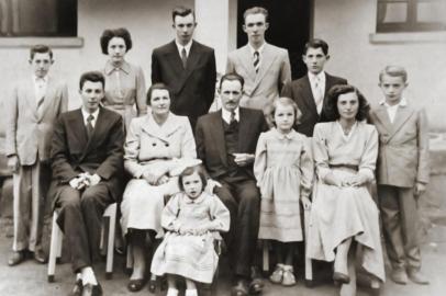 Família de José Formolo e Hilda Maitelli, nos anos 1950. Sentados da esquerda para direita, estão João, o casal Hilda e José, Isolda (a menina na cadeira), Nilva e Júlia. Em pé, na mesma ordem, os irmãos Renato, Rita, Benjamin, Agostinho, Oscar e Vasco.<!-- NICAID(14575122) -->