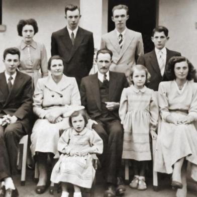 Família de José Formolo e Hilda Maitelli, nos anos 1950. Sentados da esquerda para direita, estão João, o casal Hilda e José, Isolda (a menina na cadeira), Nilva e Júlia. Em pé, na mesma ordem, os irmãos Renato, Rita, Benjamin, Agostinho, Oscar e Vasco.<!-- NICAID(14575122) -->