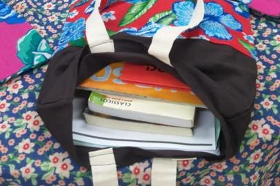 Sacolas de leitura criadas pela ONG Cirandar<!-- NICAID(14575835) -->