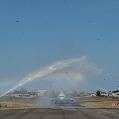  CAXIAS DO SUL, RS, BRASIL (25/08/2020)Aeroporto Hugo Cantergiani retoma voos em Caxias. No retorno das atividades, aeronave foi batizada por dois caminhões dos bombeiros. (Antonio Valiente/Agência RBS)<!-- NICAID(14575766) -->