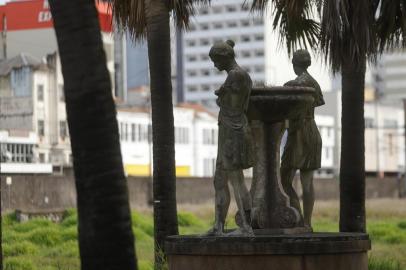  PORTO ALEGRE, RS, BRASIL - 25.08.2020 - Praça Edgar Schmidt, que é separada da cidade pelo Muro da Mauá e a linha da Trensurb. A praça já foi assunto de nota do Paulo Germano em 2017. (Foto: Isadora Neumann/Agencia RBS)Indexador: ISADORA NEUMANN<!-- NICAID(14576209) -->