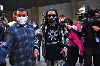  Former football star Ronaldinho (C) is pictured upon arriving on a private jet at El Galeao airport in Rio de Janeiro, Brazil, on August 25, 2020, following more than five months in detention in Paraguay over a fake passport scandal. - A judge on Monday released Ronaldinho, 40, and his brother, who had both been held for a month in jail and another four months under house arrest in a hotel in Asuncion. (Photo by Carl DE SOUZA / AFP)Editoria: SPOLocal: Rio de JaneiroIndexador: CARL DE SOUZASecao: soccerFonte: AFPFotógrafo: STF<!-- NICAID(14576283) -->