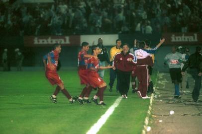  FOTO DE ARQUIVO, PASTA 50382 - Final do Gauchão no Centenário, Caxias 3 x 0 Grêmio. Comemoração do Gol de Ivair NO 14/06/2000. <!-- NICAID(8190786) -->