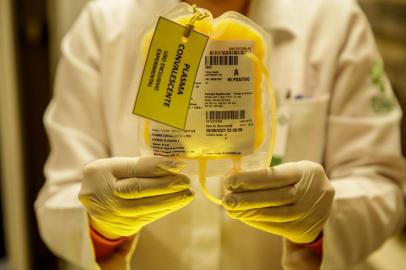  PORTO ALEGRE, RS, BRASIL - 25/08/2020 - Pesquisas de tratamento com plasma em pacientes de coronavírus. Na foto, pacotes de plasma do banco de sangue do Hospital de Clínicas. (Foto: Marco Favero/Agencia RBS)<!-- NICAID(14576127) -->