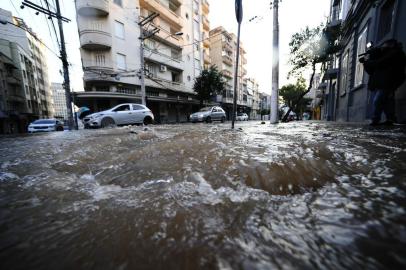  PORTO ALEGRE,RS,BRASRIL.2020,08,26.Tubulação se rompe na Rua Barros Cassal com AV.Cristovão Colombo,e atinge ruas Garibaldi,AV.Farrapos e Rua Alberto Bins,Causando trnastornos no trânsito e paras os pedestres.(RONALDO BERNARDI/AGENCIA RBS).<!-- NICAID(14576610) -->