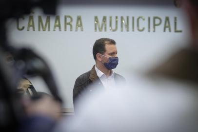  PORTO ALEGRE, RS, BRASIL - 20.08.2020 - Prefeito Nelson Marchezan entrega na Câmara de Vereadores o projeto da Lei de Diretrizes Orçamentárias (LDO) de 2021. (Foto: Isadora Neumann/Agencia RBS)Indexador: ISADORA NEUMANN<!-- NICAID(14572877) -->