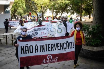  PORTO ALEGRE, RS, BRASIL, 26-08-2020: Ato em defesa da autonomia e democracia universitária na UFRGS reúne professores, estudantes e representantes de diversas instituições ligadas à educação e à universidade. (Foto: Mateus Bruxel / Agência RBS)Indexador: Mateus Bruxel<!-- NICAID(14576659) -->