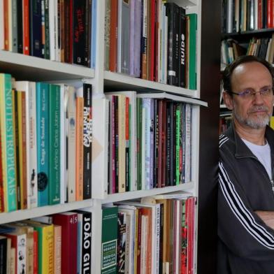  PORTO ALEGRE , RS , BRASIL , 05-08-2015- Livros infantis com apelo sentimental-  Escritor Luís Augusto Fischer fala sobre os livros infantis que  são clássicos.  ( FOTO : FERNANDO GOMES / AGENCIA RBS )<!-- NICAID(11593902) -->