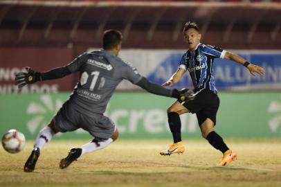 CAXIAS X GRÊMIO-FINAL CAMPEONATO GAÚCHO 2020RS - CAXIAS-GRÊMIO - ESPORTES - Pepê marcando o primeiro gol em lance durante o jogo disputado entre Caxias e Grêmio, no Estádio Centenário, na cidade de Caxias do Sul, no primeiro jogo das finais do Campeonato Gaúcho 2020. 26/08/2020 - Foto: RICHARD DUCKER/FRAMEPHOTO/FRAMEPHOTO/ESTADÃO CONTEÚDOEditoria: ESPORTESLocal: CAXIAS DO SULIndexador: RICHARD DUCKERFonte: FRAMEPHOTOFotógrafo: FRAMEPHOTO<!-- NICAID(14577678) -->