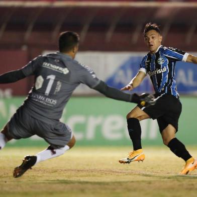 CAXIAS X GRÊMIO-FINAL CAMPEONATO GAÚCHO 2020RS - CAXIAS-GRÊMIO - ESPORTES - Pepê marcando o primeiro gol em lance durante o jogo disputado entre Caxias e Grêmio, no Estádio Centenário, na cidade de Caxias do Sul, no primeiro jogo das finais do Campeonato Gaúcho 2020. 26/08/2020 - Foto: RICHARD DUCKER/FRAMEPHOTO/FRAMEPHOTO/ESTADÃO CONTEÚDOEditoria: ESPORTESLocal: CAXIAS DO SULIndexador: RICHARD DUCKERFonte: FRAMEPHOTOFotógrafo: FRAMEPHOTO<!-- NICAID(14577678) -->