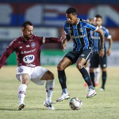 Gremio x CaxiasRS - FUTEBOL/GAUCHAo 2020 /GREMIO X CAXIAS - ESPORTES - Lance da partida entre Caxias  e Gremio disputada na noite desta quarta-feira, no estadio CentenÃ¡rio, em Caxias do Sul, valida pela primeira partida da grande final do Campeonato  Gaucho 2020. FOTO: LUCAS UEBEL/GREMIO FBPAEditoria: SPOIndexador: Lucas UebelSecao: futebolFonte: Gremio.netFotógrafo: Gremio x Caxias<!-- NICAID(14577740) -->