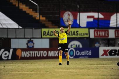  CAXIAS DO SUL, RS, BRASIL, 26/08/2020. SER Caxias x Grêmio, primeiro jogo da final do Campeonato Gaúcho 2020 (Gauchão 2020), realizado no estádio Francisco Stédile (Estádio Centenário). A partida reúne o ganhador da Taça Cel. Ewaldo Poeta (1º turno) e o vencedor da Taça Francisco Novelletto Neto (2º turno). (Porthus Junior/Agência RBS)<!-- NICAID(14577757) -->