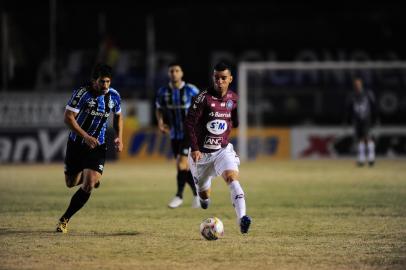  CAXIAS DO SUL, RS, BRASIL, 26/08/2020. SER Caxias x Grêmio, primeiro jogo da final do Campeonato Gaúcho 2020 (Gauchão 2020), realizado no estádio Francisco Stédile (Estádio Centenário). A partida reúne o ganhador da Taça Cel. Ewaldo Poeta (1º turno) e o vencedor da Taça Francisco Novelletto Neto (2º turno). (Porthus Junior/Agência RBS)<!-- NICAID(14577775) -->