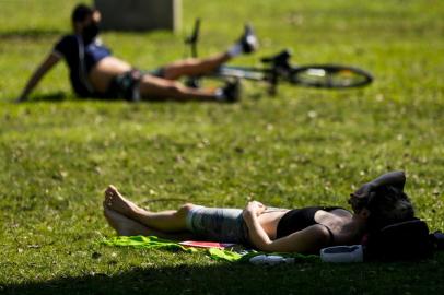  PORTO ALEGRE, RS, BRASIL, 26-08-2020, 11h22: Dia de calor e sol forte leva algumas pessoas ao Parque Farroupilha (Redencao). (Foto: Mateus Bruxel / Agencia RBS)Indexador: Mateus Bruxel<!-- NICAID(14576926) -->