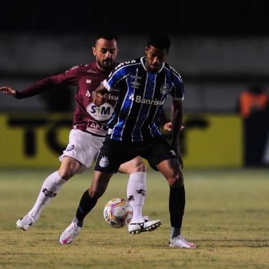  CAXIAS DO SUL, RS, BRASIL, 26/08/2020. SER Caxias x Grêmio, primeiro jogo da final do Campeonato Gaúcho 2020 (Gauchão 2020), realizado no estádio Francisco Stédile (Estádio Centenário). A partida reúne o ganhador da Taça Cel. Ewaldo Poeta (1º turno) e o vencedor da Taça Francisco Novelletto Neto (2º turno). (Porthus Junior/Agência RBS)<!-- NICAID(14577591) -->