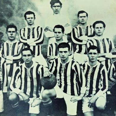 Clássica camisa listrada do Esportivo é observada em 1920, com a segunda formação da história do Esportivo, cujo time é formado por Pasquetti (goleiro), Holleben e Nini Salton; Cardoso, Turcato e Enricone; Zanoni, Fedullo, Bissaco, Ross e Ponzoni.<!-- NICAID(14578213) -->