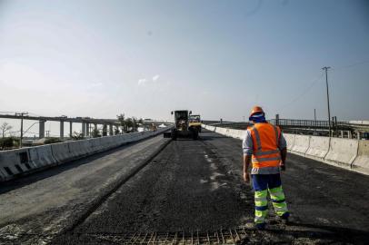  PORTO ALEGRE, RS, BRASIL- 27/08/2020 - Começou hoje a pavimentação da nova ponte do Guaíba. (Foto: Marco Favero/Agencia RBS)<!-- NICAID(14578467) -->