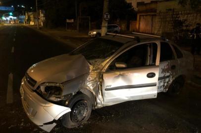 Carro bate em árvore na avenida Bento Gonçalves, zona leste de Porto Alegre. 28/08/2020<!-- NICAID(14578800) -->