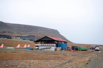  A picture taken on August 28, 2020 outside Longyearbyen, Norway, shows a view of a camp site, where a man died after being attacked by a polar bear. (Photo by Line NAGEN-YLVISAKER / various sources / AFP) / Norway OUTEditoria: DISLocal: LongyearbyenIndexador: LINE NAGEN-YLVISAKERSecao: accident (general)Fonte: NTB SCANPIXFotógrafo: STR<!-- NICAID(14578804) -->