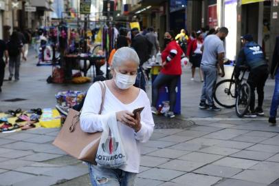  PORTO ALEGRE,RS,BRASIL.2020,08,26.Comportamentos corretos e errados de pedestres quanto à ação de ladrões,no Centro de Porto Alegre.Na foto.Camila Badaraco Gugliemi(RONALDO BERNARDI/AGENCIA RBS).