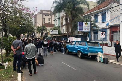 Um grupo de aproximadamente 100 rodoviários realizou um protesto na manhã desta sexta-feira (28) em Porto Alegre. Eles caminharam pela Avenida João Pessoa e se concentraram em frente à sede do sindicato da categoria, na Avenida Venâncio Aires ¿?? a pista no sentido Centro-bairro foi bloqueada no trecho.Eles reclamam da redução dos salários em 25% sem redução de carga horária por parte das empresas, e da demissão por justa causa de um delegado sindical. O protesto também pede que o sindicato dos rodoviários se posicione e interceda junto à empresa para que ele seja reintegrado.