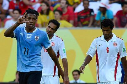 Uruguays forward Abel Hernandez (L) celebrates after scoring against Tahiti during their FIFA Confederations Cup Brazil 2013 Group B football match, at the Pernambuco Arena in Recife on June 23, 2013.    AFP PHOTO / DANIEL GARCIA<!-- NICAID(9505694) -->