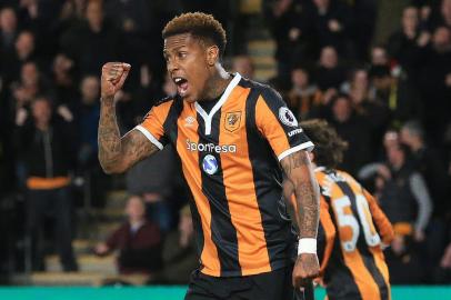  Hull Citys Uruguayan striker Abel Hernandez (C) celebrates scoring his teams first goal during the English Premier League football match between Hull City and Middlesbrough at the KCOM Stadium in Kingston upon Hull, north east England on April 5, 2017. (Photo by Lindsey PARNABY / AFP) / RESTRICTED TO EDITORIAL USE. No use with unauthorized audio, video, data, fixture lists, club/league logos or live services. Online in-match use limited to 75 images, no video emulation. No use in betting, games or single club/league/player publications. / Editoria: SPOLocal: Kingston upon HullIndexador: LINDSEY PARNABYSecao: soccerFonte: AFPFotógrafo: STR<!-- NICAID(14577278) -->