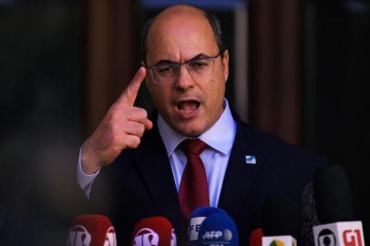 Rio Governor Wilson Witzel addresses the media at his official residence in Rio de Janeiro, Brazil on August 28, 2020. - Brazils High Court of Justice removed Rio de Janeiro Governor Wilson Witzel from office Friday, as police raided his official residence in a probe into accusations he stole emergency funds to fight the coronavirus pandemic. (Photo by CARL DE SOUZA / AFP)<!-- NICAID(14578933) -->