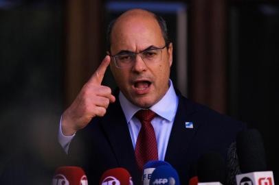 Rio Governor Wilson Witzel addresses the media at his official residence in Rio de Janeiro, Brazil on August 28, 2020. - Brazil's High Court of Justice removed Rio de Janeiro Governor Wilson Witzel from office Friday, as police raided his official residence in a probe into accusations he stole emergency funds to fight the coronavirus pandemic. (Photo by CARL DE SOUZA / AFP)<!-- NICAID(14578933) -->