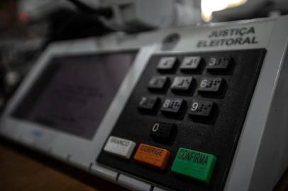  PORTO ALEGRE, RS, BRASIL - Urnas sendo ajustadas e testadas no depósito do TRE, na Rua Ernesto Fontoura, 164, bairro São Geraldo. Na foto seu Rogério, funcionário, testando as Urnas.Indexador: Jefferson Botega<!-- NICAID(14575179) -->