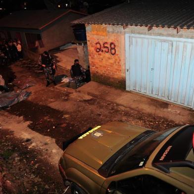  CAXIAS DO SUL, RS, BRASIL, 02/08/2018. Dois homens e duas mulheres foram mortos a tiro no bairro Planalto na noite desta quinta-feira. A chacina ocorreu em uma viela sem pavimentação, conhecida como Esperança, que fica junto à Rua Natal Idalino Fadanelli, por volta das 20h10min. As informações são da Brigada Militar (BM), que isola o local. (Porthus Junior/Agência RBS)<!-- NICAID(13675794) -->