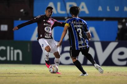  CAXIAS DO SUL, RS, BRASIL, 26/08/2020. SER Caxias x Grêmio, primeiro jogo da final do Campeonato Gaúcho 2020 (Gauchão 2020), realizado no estádio Francisco Stédile (Estádio Centenário). A partida reúne o ganhador da Taça Cel. Ewaldo Poeta (1º turno) e o vencedor da Taça Francisco Novelletto Neto (2º turno). (Porthus Junior/Agência RBS)<!-- NICAID(14577692) -->