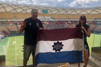 A torcedora grená Giovana Mezzomo compartilha suas vivências no Histórias de Torcedor, do Show dos Esportes. Na foto, ela e o pai em Manaus, no jogo do acesso em 2019. <!-- NICAID(14577209) -->