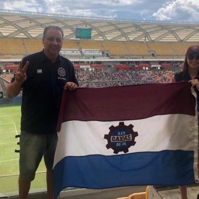 A torcedora grená Giovana Mezzomo compartilha suas vivências no Histórias de Torcedor, do Show dos Esportes. Na foto, ela e o pai em Manaus, no jogo do acesso em 2019. <!-- NICAID(14577209) -->