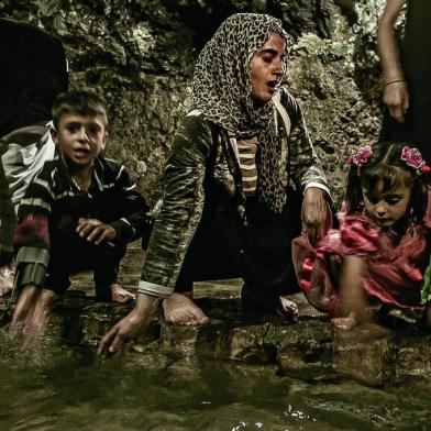 Women Yazidis released by ISIS seek religious cleasingFoto de Márcio Pimenta que foram publicadas no livro Yazidis. As imagens foram feitas no Iraque, durante confronto entre forças iraquianas e Estado Islâmico.Local: LalishIndexador: Marcio PimentaFotógrafo: Photographer<!-- NICAID(14578301) -->