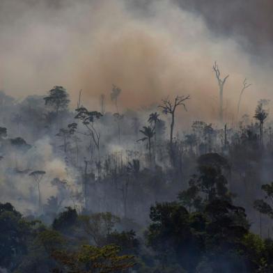 Nesta foto de arquivo tirada em 27 de agosto de 2019, fumaça sobe de incêndios florestais em Altamira, Pará, Brasil, na bacia amazônica. O desmatamento na Amazônia brasileira registrou um registro semestral de 3.070 km2 entre janeiro e junho de 2020, segundo dados oficiais que aumentam a pressão do presidente brasileiro Jair Bolsonaro para abandonar seus projetos de abertura econômica da maior floresta tropical do planeta.<!-- NICAID(14543192) -->