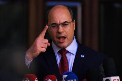  Rio Governor Wilson Witzel addresses the media at his official residence in Rio de Janeiro, Brazil on August 28, 2020. - Brazils High Court of Justice removed Rio de Janeiro Governor Wilson Witzel from office Friday, as police raided his official residence in a probe into accusations he stole emergency funds to fight the coronavirus pandemic. (Photo by CARL DE SOUZA / AFP)Editoria: CLJLocal: Rio de JaneiroIndexador: CARL DE SOUZASecao: diseaseFonte: AFPFotógrafo: STF<!-- NICAID(14579651) -->