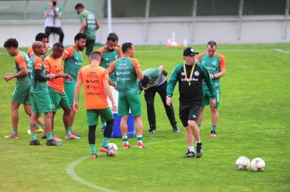 CAXIAS DO SUL, RS, BRASIL, 28/08/2020. Treino do Juventude no estádio Alfredo Jaconi. O Ju está disputando a série B do Campeonato Brasileiro 2020. Na foto, técnico Pintado (D). (Porthus Junior/Agência RBS)<!-- NICAID(14579518) -->