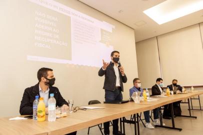  O governador Eduardo Leite iniciou, neste sábado (29), uma série de reuniões regionais com prefeitos, deputados estaduais, lideranças e entidades sobre a proposta de reforma tributária do Estado, encaminhada à Assembleia Legislativa.O primeiro encontro ocorreu em Novo Hamburgo, no Vale do Sinos, na manhã deste sábado. Foto: Gustavo Mansur / Palácio Piratini<!-- NICAID(14579952) -->