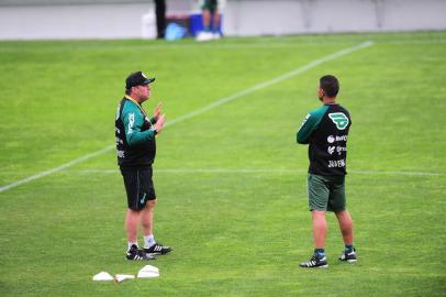 CAXIAS DO SUL, RS, BRASIL, 28/08/2020. Treino do Juventude no estádio Alfredo Jaconi. O Ju está disputando a série B do Campeonato Brasileiro 2020. Na foto, técnico Pintado, de boné. (Porthus Junior/Agência RBS)Indexador:<!-- NICAID(14579476) -->