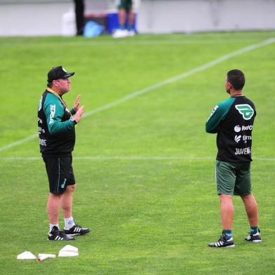 CAXIAS DO SUL, RS, BRASIL, 28/08/2020. Treino do Juventude no estádio Alfredo Jaconi. O Ju está disputando a série B do Campeonato Brasileiro 2020. Na foto, técnico Pintado, de boné. (Porthus Junior/Agência RBS)Indexador:<!-- NICAID(14579476) -->