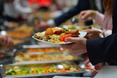  PORTO ALEGRE, RS, BRASIL, 04/10/2019- people group catering buffet food indoor in luxury restaurant with meat colorful fruits  and vegetables. (Foto: shock / stock.adobe.com )Fonte: 52594903<!-- NICAID(14276857) -->