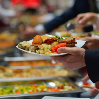  PORTO ALEGRE, RS, BRASIL, 04/10/2019- people group catering buffet food indoor in luxury restaurant with meat colorful fruits  and vegetables. (Foto: shock / stock.adobe.com )Fonte: 52594903<!-- NICAID(14276857) -->