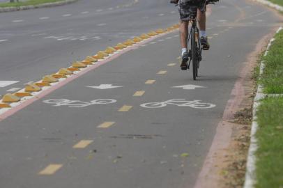  PORTO ALEGRE, RS, BRASIL - 27.08.2020 - Ciclistas relatam que são perseguidos pelo mesmo veículo: um Voyage branco. Os casos vem acontecendo desde o ano passado. (Foto: Isadora Neumann/Agencia RBS)Indexador: ISADORA NEUMANN<!-- NICAID(14578518) -->