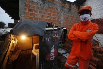  PORTO ALEGRE, RS, BRASIL, 31/08/2020- Gari youtuber, Roberto Marins, o Betinho, 38, ensina descarte correto e faz vídeos bem-humorados pendurado no caminhão. Foto: Lauro Alves / Agencia RBS<!-- NICAID(14580636) -->