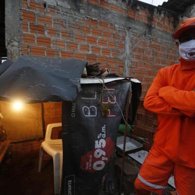  PORTO ALEGRE, RS, BRASIL, 31/08/2020- Gari youtuber, Roberto Marins, o Betinho, 38, ensina descarte correto e faz vídeos bem-humorados pendurado no caminhão. Foto: Lauro Alves / Agencia RBS<!-- NICAID(14580636) -->